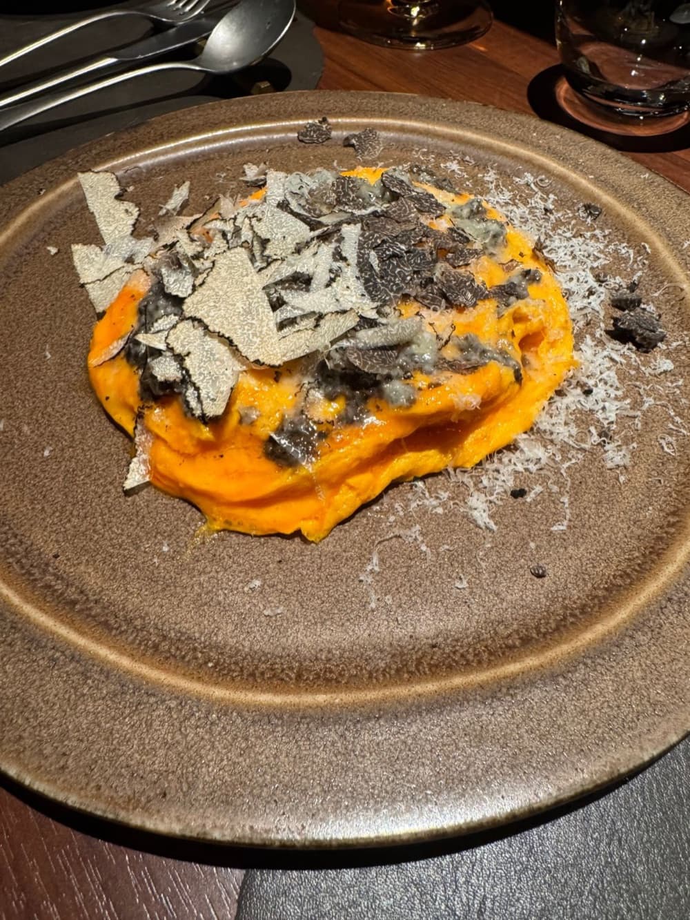 卵料理の上にトリュフが重ねられた一皿